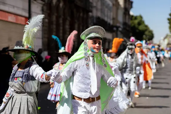Meksika karnavalı, Meksikalı dansçılar Meksika 'da tipik parlak Meksikalı kostümleriyle 