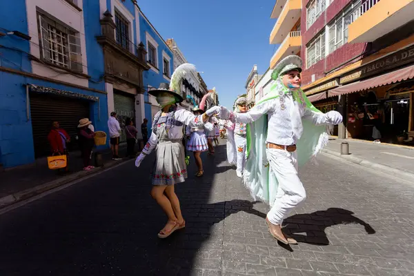 Meksika karnavalı, Meksikalı dansçılar Meksika 'da tipik parlak Meksikalı kostümleriyle 