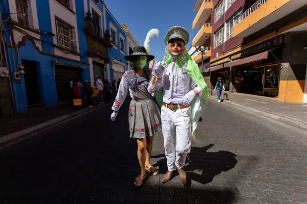 Meksika karnavalı, Meksikalı dansçılar Meksika 'da tipik parlak Meksikalı kostümleriyle 