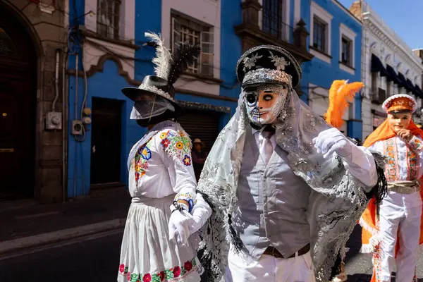 Meksika karnavalı, Meksikalı dansçılar Meksika 'da tipik parlak Meksikalı kostümleriyle 