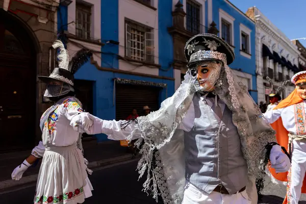 Meksika karnavalı, Meksikalı dansçılar Meksika 'da tipik parlak Meksikalı kostümleriyle 