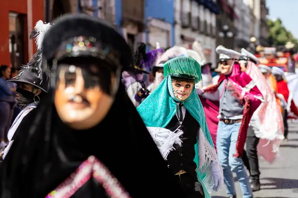Meksika karnavalı, Meksikalı dansçılar Meksika 'da tipik parlak Meksikalı kostümleriyle 