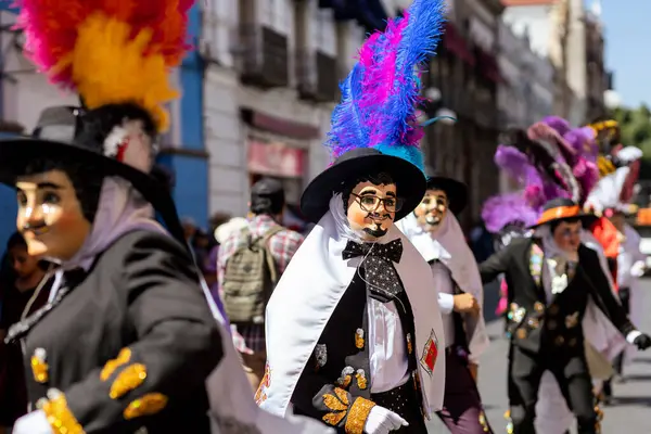 Meksika karnavalı, Meksikalı dansçılar Meksika 'da tipik parlak Meksikalı kostümleriyle 