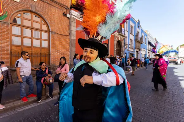 Meksika karnavalı, Meksikalı dansçılar Meksika 'da tipik parlak Meksikalı kostümleriyle 