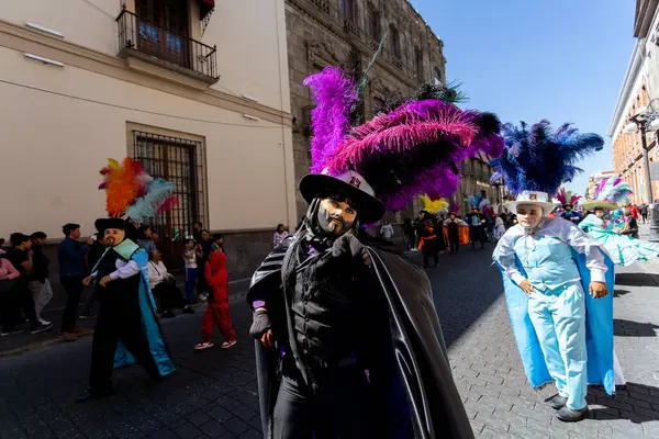 Meksika karnavalı, Meksikalı dansçılar Meksika 'da tipik parlak Meksikalı kostümleriyle 