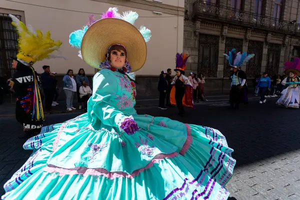 Meksika karnavalı, Meksikalı dansçılar Meksika 'da tipik parlak Meksikalı kostümleriyle 