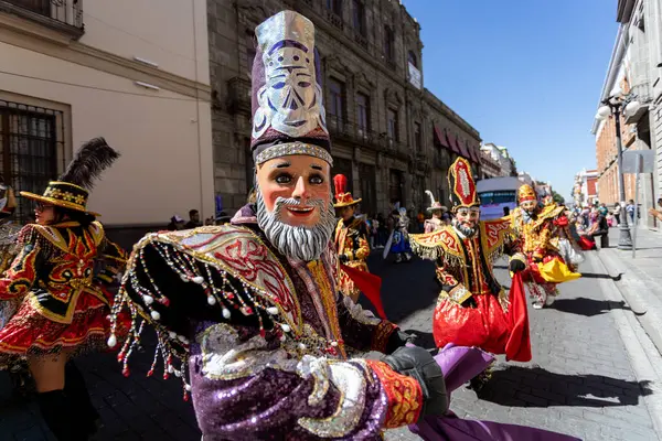 Meksika karnavalı, Meksikalı dansçılar Meksika 'da tipik parlak Meksikalı kostümleriyle 