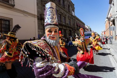 Meksika karnavalı, Meksikalı dansçılar Meksika 'da tipik parlak Meksikalı kostümleriyle 