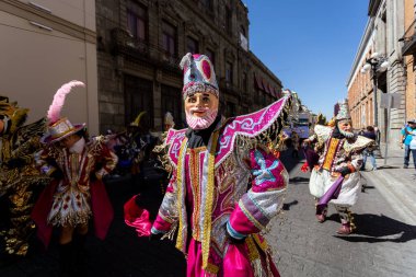 Meksika karnavalı, Meksikalı dansçılar Meksika 'da tipik parlak Meksikalı kostümleriyle 