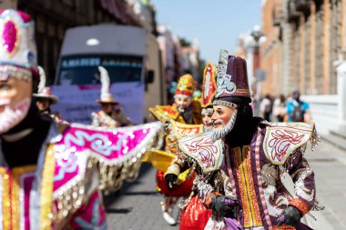 Meksika karnavalı, Meksikalı dansçılar Meksika 'da tipik parlak Meksikalı kostümleriyle 
