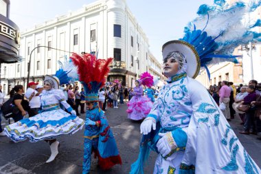 Meksika karnavalı, Meksikalı dansçılar Meksika 'da tipik parlak Meksikalı kostümleriyle 