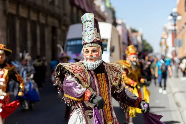 Meksika karnavalı, Meksikalı dansçılar Meksika 'da tipik parlak Meksikalı kostümleriyle 