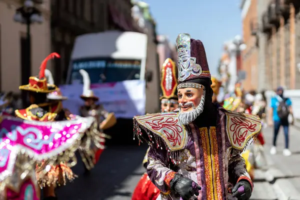 Meksika karnavalı, Meksikalı dansçılar Meksika 'da tipik parlak Meksikalı kostümleriyle 