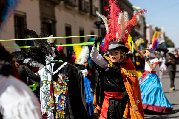 Meksika karnavalı, Meksikalı dansçılar Meksika 'da tipik parlak Meksikalı kostümleriyle 