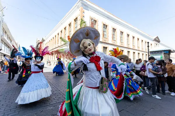Meksika karnavalı, Meksikalı dansçılar Meksika 'da tipik parlak Meksikalı kostümleriyle 