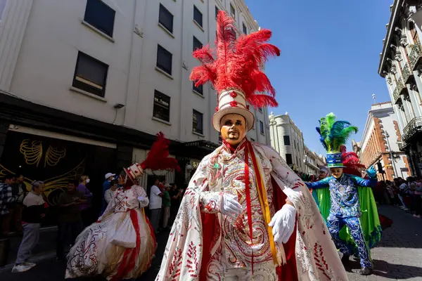 Meksika karnavalı, Meksikalı dansçılar Meksika 'da tipik parlak Meksikalı kostümleriyle 