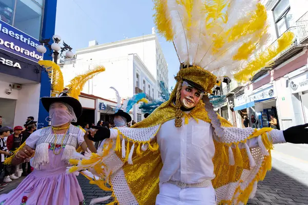 Meksika karnavalı, Meksikalı dansçılar Meksika 'da tipik parlak Meksikalı kostümleriyle 