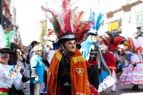 Meksika karnavalı, Meksikalı dansçılar Meksika 'da tipik parlak Meksikalı kostümleriyle 