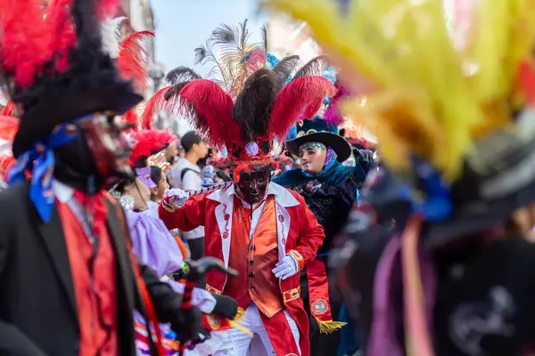 Meksika karnavalı, Meksikalı dansçılar Meksika 'da tipik parlak Meksikalı kostümleriyle 