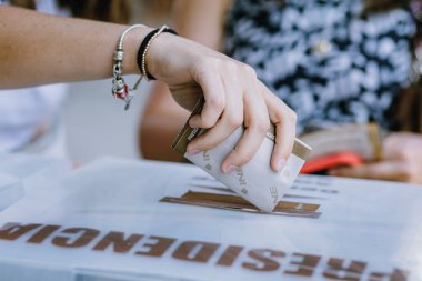 Meksika cumhurbaşkanlığı seçimi için oy sandığındaki el yazısının ayrıntıları.