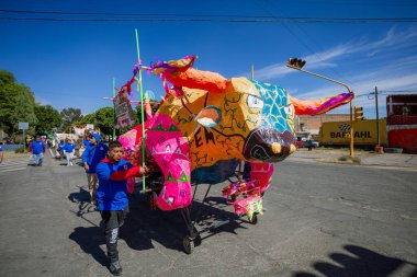 Puebla, Meksika; 12 Ocak 2025: San Cristobal Tepontla Anıtsal Boğa Geçidi, Erkekler Dev Boynuzlarla Renkli Anıtsal Boğa İtiyor