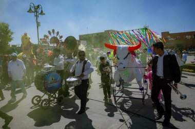 Puebla, Meksika; 12 Ocak 2025: San Cristobal Tepontla Anıtsal Boğa Geçidi, Erkekler Dev Boğa figürlü Renkli Boğa İtme Yürüyüşü