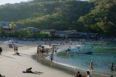 Santa Mara Huatulco, Oaxaca, Meksika; 25 Kasım 2024: Bahas de Huatulco, Oaxaca Meksika 'da tatil yapan insanlar. Tatil kavramı.