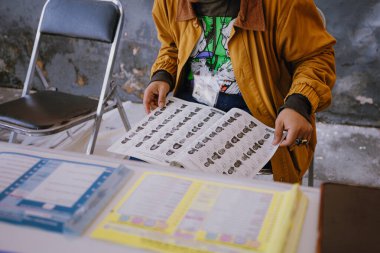 Puebla, Meksika 1 Haziran 2025. Meksika 'da yapılacak ilk adli seçim için yapılan oylar ayrıntılı olarak gösterildi. Görüntü, tarihi bir demokratik süreç sırasında kullanılan resmi seçim materyallerini vurguluyor 