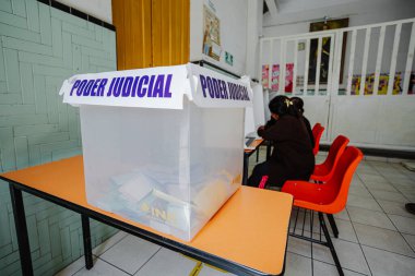 Puebla, Meksika 1 Haziran 2025. Poder Yargı Örgütü etiketli şeffaf bir oy sandığı, Meksika 'daki ilk yargı seçimlerinde bir oy kullanma merkezinde sergileniyor. Görüntü kurumsal değişimi simgeliyor.