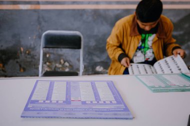 Puebla, Meksika 1 Haziran 2025. Meksika 'da yapılacak ilk adli seçim için yapılan oylar ayrıntılı olarak gösterildi. Görüntü, tarihi bir demokratik süreç sırasında kullanılan resmi seçim materyallerini vurguluyor 