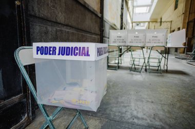 Puebla, Meksika 1 Haziran 2025. Poder Yargı Örgütü etiketli şeffaf bir oy sandığı, Meksika 'daki ilk yargı seçimlerinde bir oy kullanma merkezinde sergileniyor. Görüntü kurumsal değişimi simgeliyor.