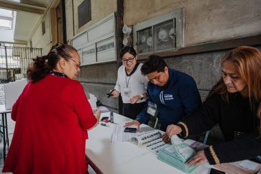Puebla, Meksika 1 Haziran 2025. Meksika 'daki ilk yargı seçimlerinde seçim yetkilileri prosedürleri yönetirken görülüyor. Bunların rolü, tarihi bir sivil süreçte şeffaflık, yasallık ve düzeni güvence altına alıyor.