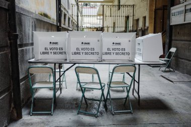 Puebla, Meksika 1 Haziran 2025. Vatandaşlar ilk adli seçimlere katıldıklarını belirtmek için dövmeli başparmaklarını gururla kaldırıyorlar. Görüntü, sivil kimliği vurguluyor