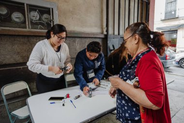 Puebla, Meksika 1 Haziran 2025. Meksika 'daki ilk yargı seçimlerinde seçim yetkilileri prosedürleri yönetirken görülüyor. Bunların rolü, tarihi bir sivil süreçte şeffaflık, yasallık ve düzeni güvence altına alıyor.