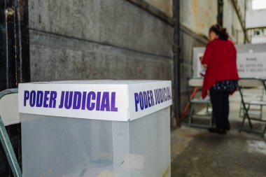 Puebla, Meksika 1 Haziran 2025. Meksika 'daki ilk yargı seçimlerinde bir sandık merkezinde az sayıda insan oy kullanırken görülüyor. Görüntü, düşük seçmen katılımını vurguluyor.