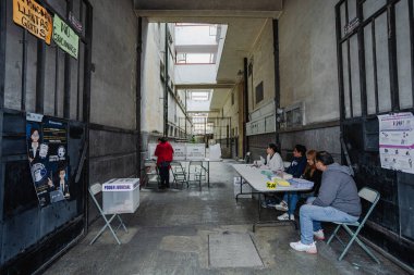 Puebla, Meksika 1 Haziran 2025. Meksika 'daki ilk yargı seçimlerinde bir sandık merkezinde az sayıda insan oy kullanırken görülüyor. Görüntü, düşük seçmen katılımını vurguluyor.