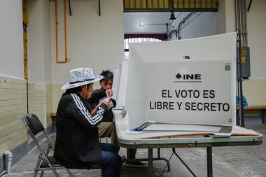 Puebla, Meksika 1 Haziran 2025. Meksika 'daki ilk yargı seçimlerinde bir sandık merkezinde az sayıda insan oy kullanırken görülüyor. Görüntü, düşük seçmen katılımını vurguluyor.