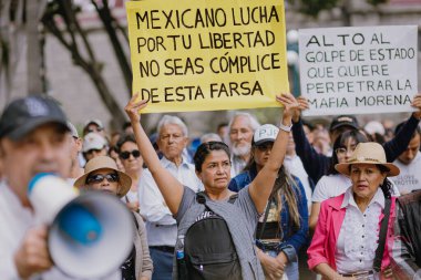 Puebla, Meksika 1 Haziran 2025. Protestocular, ülkenin ilk yargı seçimlerine karşı çıkmak için Pueblas meydanında toplandılar. Gösteriler halkın muhalefetini ve siyasi bölünmesini yansıtıyor