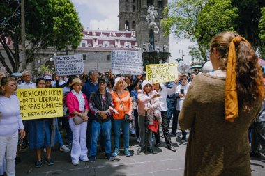 Puebla, Meksika 1 Haziran 2025. Protestocular, ülkenin ilk yargı seçimlerine karşı çıkmak için Pueblas meydanında toplandılar. Gösteriler halkın muhalefetini ve siyasi bölünmesini yansıtıyor