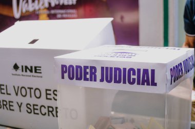 Puebla, Meksika 1 Haziran 2025. Poder Yargı Örgütü etiketli şeffaf bir oy sandığı, Meksika 'daki ilk yargı seçimlerinde bir oy kullanma merkezinde sergileniyor. Görüntü kurumsal değişimi simgeliyor.