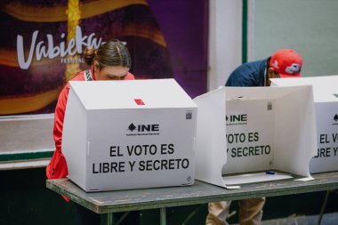 Puebla, Meksika 1 Haziran 2025. Meksika 'daki ilk yargı seçimlerinde bir sandık merkezinde az sayıda insan oy kullanırken görülüyor. Görüntü, düşük seçmen katılımını vurguluyor.