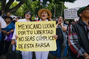 Puebla, Meksika 1 Haziran 2025. Protestocular, ülkenin ilk yargı seçimlerine karşı çıkmak için Pueblas meydanında toplandılar. Gösteriler halkın muhalefetini ve siyasi bölünmesini yansıtıyor