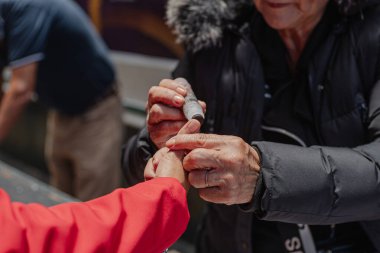  Bir seçim çalışanı, ilk yargı seçimlerinde Meksika 'da oy kullandıktan sonra bir vatandaşın başparmağına mürekkep sürüyor. Eylem şeffaflığı, oy doğrulamasını sembolize ediyor