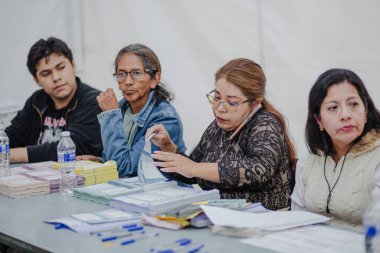 Puebla, Meksika 1 Haziran 2025. Meksika 'daki ilk yargı seçimlerinde seçim yetkilileri prosedürleri yönetirken görülüyor. Bunların rolü, tarihi bir sivil süreçte şeffaflık, yasallık ve düzeni güvence altına alıyor.