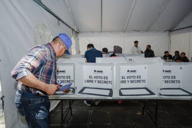 Puebla, Meksika 1 Haziran 2025. Meksika 'daki ilk yargı seçimlerinde bir sandık merkezinde az sayıda insan oy kullanırken görülüyor. Görüntü, düşük seçmen katılımını vurguluyor.