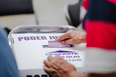 Puebla, Meksika 1 Haziran 2025. Poder Yargı Örgütü etiketli şeffaf bir oy sandığı, Meksika 'daki ilk yargı seçimlerinde bir oy kullanma merkezinde sergileniyor. Görüntü kurumsal değişimi simgeliyor.