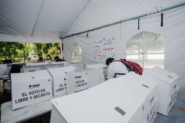 Puebla, Meksika 1 Haziran 2025. Meksika 'daki ilk yargı seçimlerinde bir sandık merkezinde az sayıda insan oy kullanırken görülüyor. Görüntü, düşük seçmen katılımını vurguluyor.