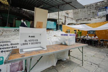 Puebla, Meksika 1 Haziran 2025. Poder Yargı Örgütü etiketli şeffaf bir oy sandığı, Meksika 'daki ilk yargı seçimlerinde bir oy kullanma merkezinde sergileniyor. Görüntü kurumsal değişimi simgeliyor.