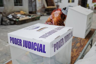 Puebla, Meksika 1 Haziran 2025. Poder Yargı Örgütü etiketli şeffaf bir oy sandığı, Meksika 'daki ilk yargı seçimlerinde bir oy kullanma merkezinde sergileniyor. Görüntü kurumsal değişimi simgeliyor.