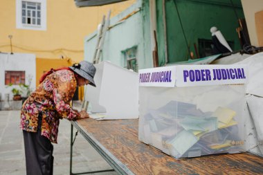 Puebla, Meksika 1 Haziran 2025. Bir vatandaş, Meksika 'daki ilk yargı seçimlerinde oy kullanmak için bir sandık merkezine geliyor. İmaj yurttaşlık sorumluluğu ve demokrasiyi yansıtıyor 
